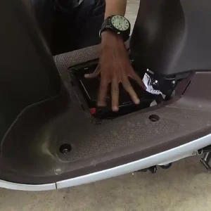 dimana posisi aki scoopy